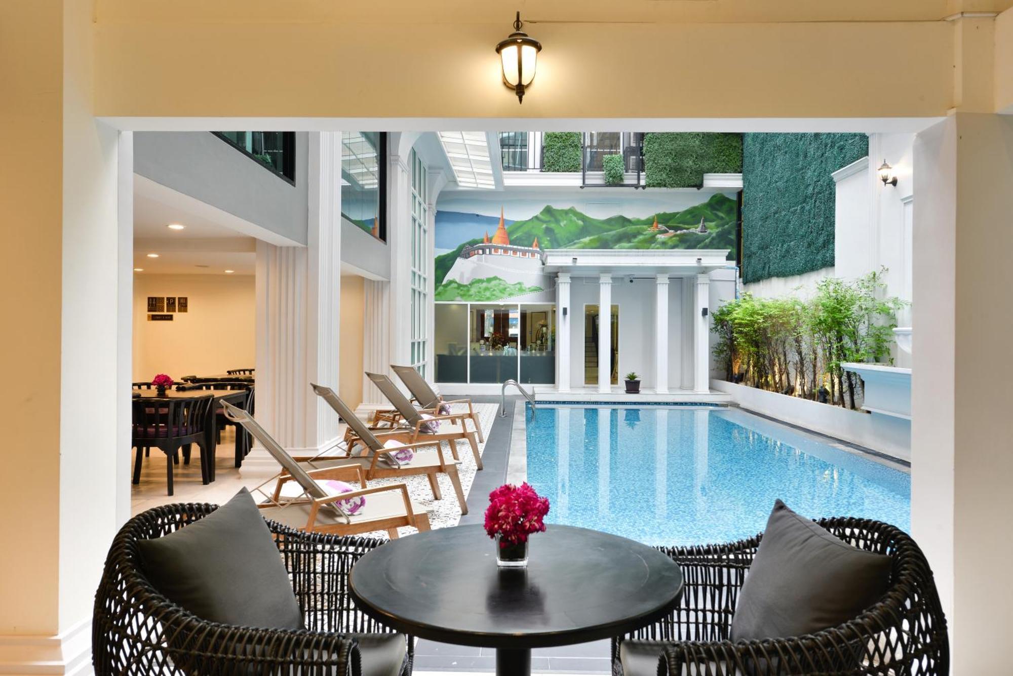 Villa De Pranakorn Bangkok Exterior photo The pool at the hotel
