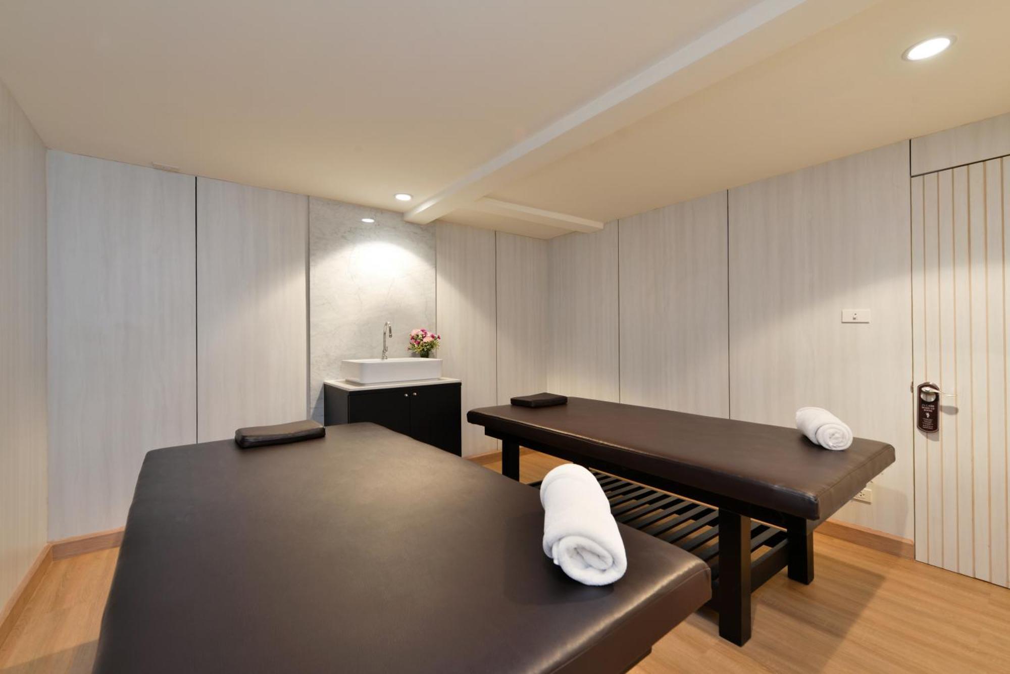 Villa De Pranakorn Bangkok Exterior photo Massage beds