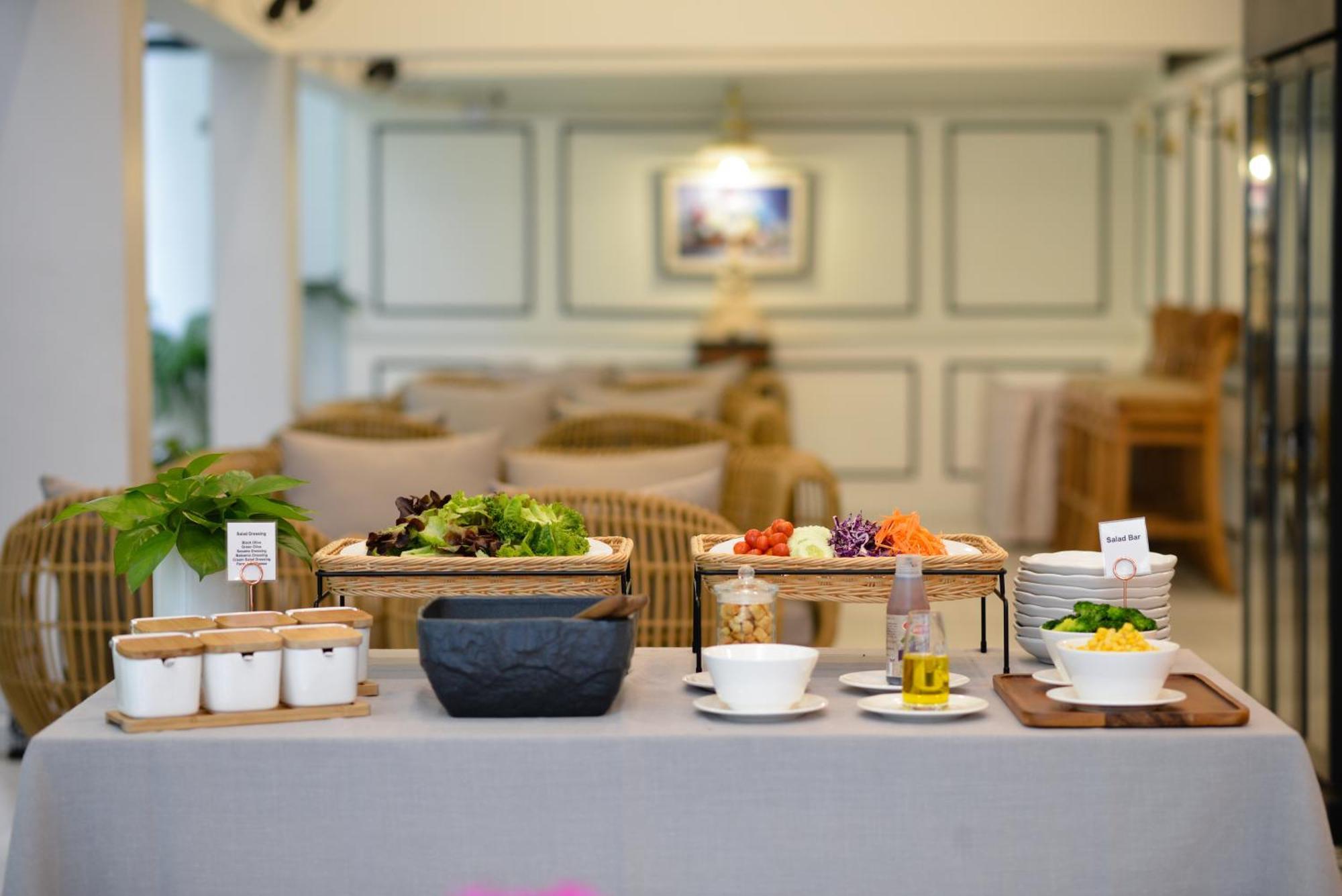 Villa De Pranakorn Bangkok Exterior photo A salad bar