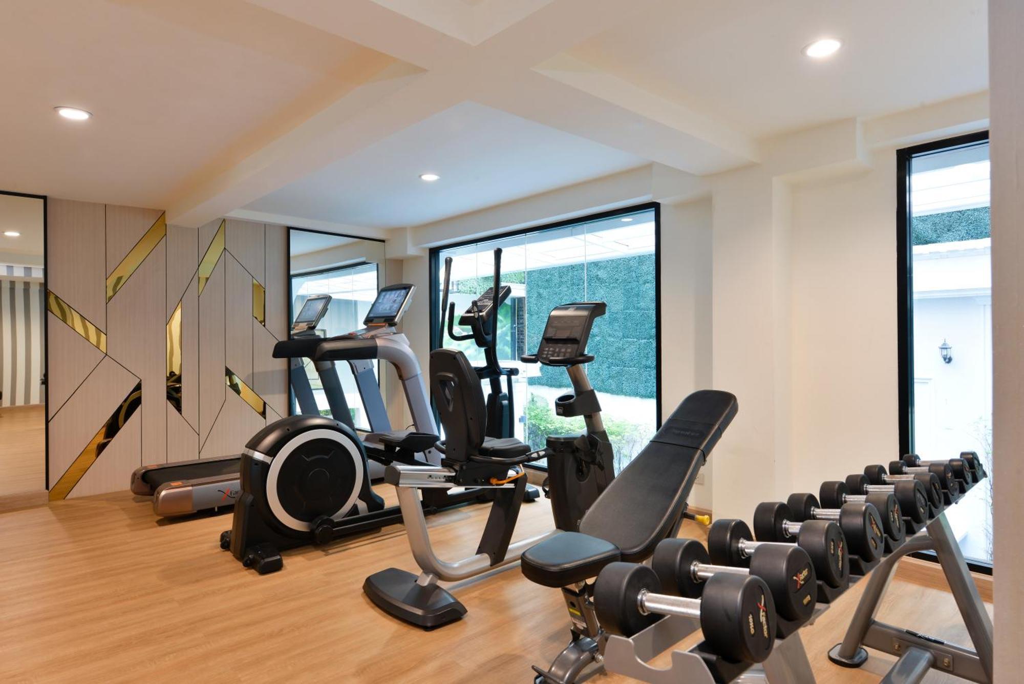 Villa De Pranakorn Bangkok Exterior photo The gym at the hotel