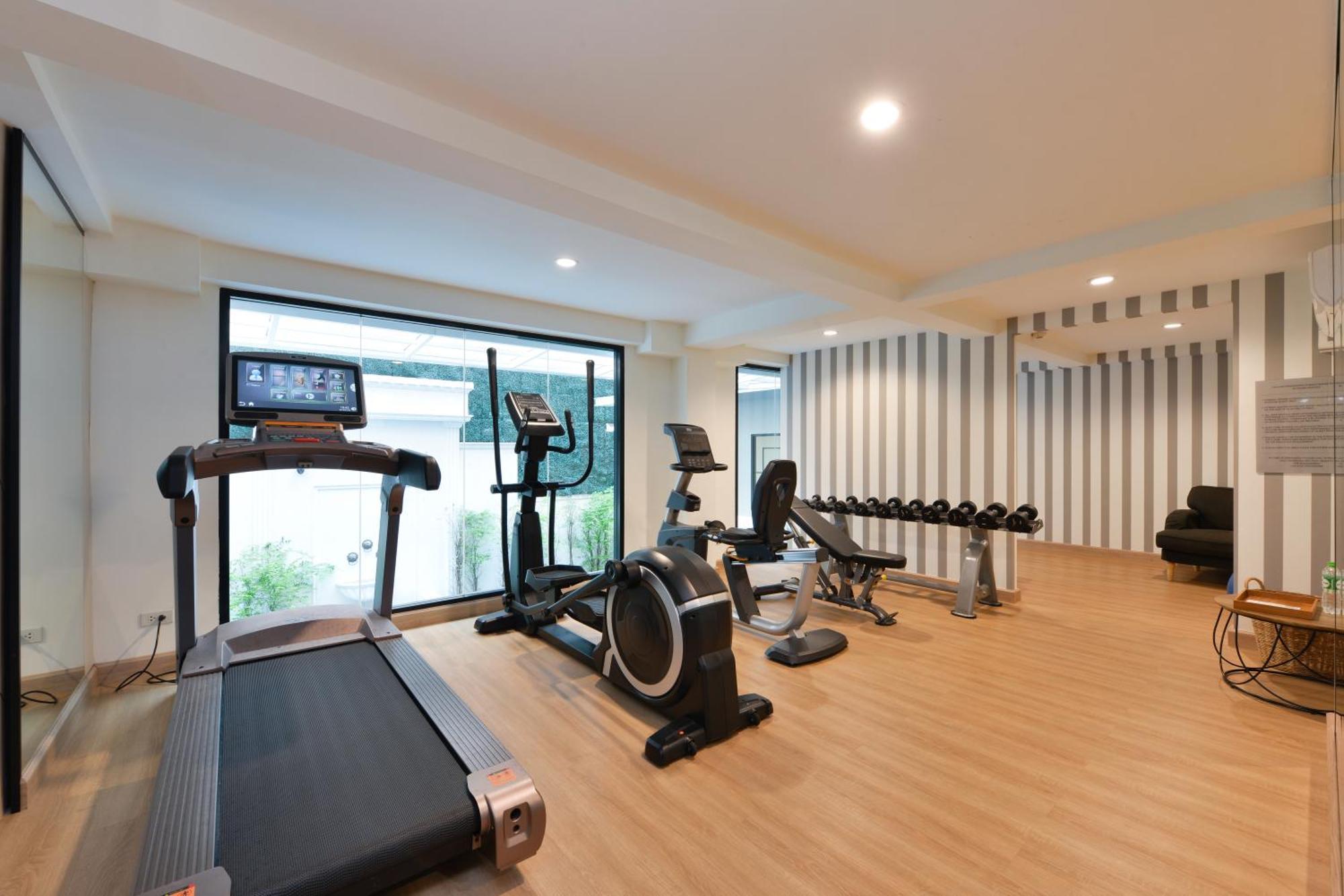 Villa De Pranakorn Bangkok Exterior photo A gym at a hotel