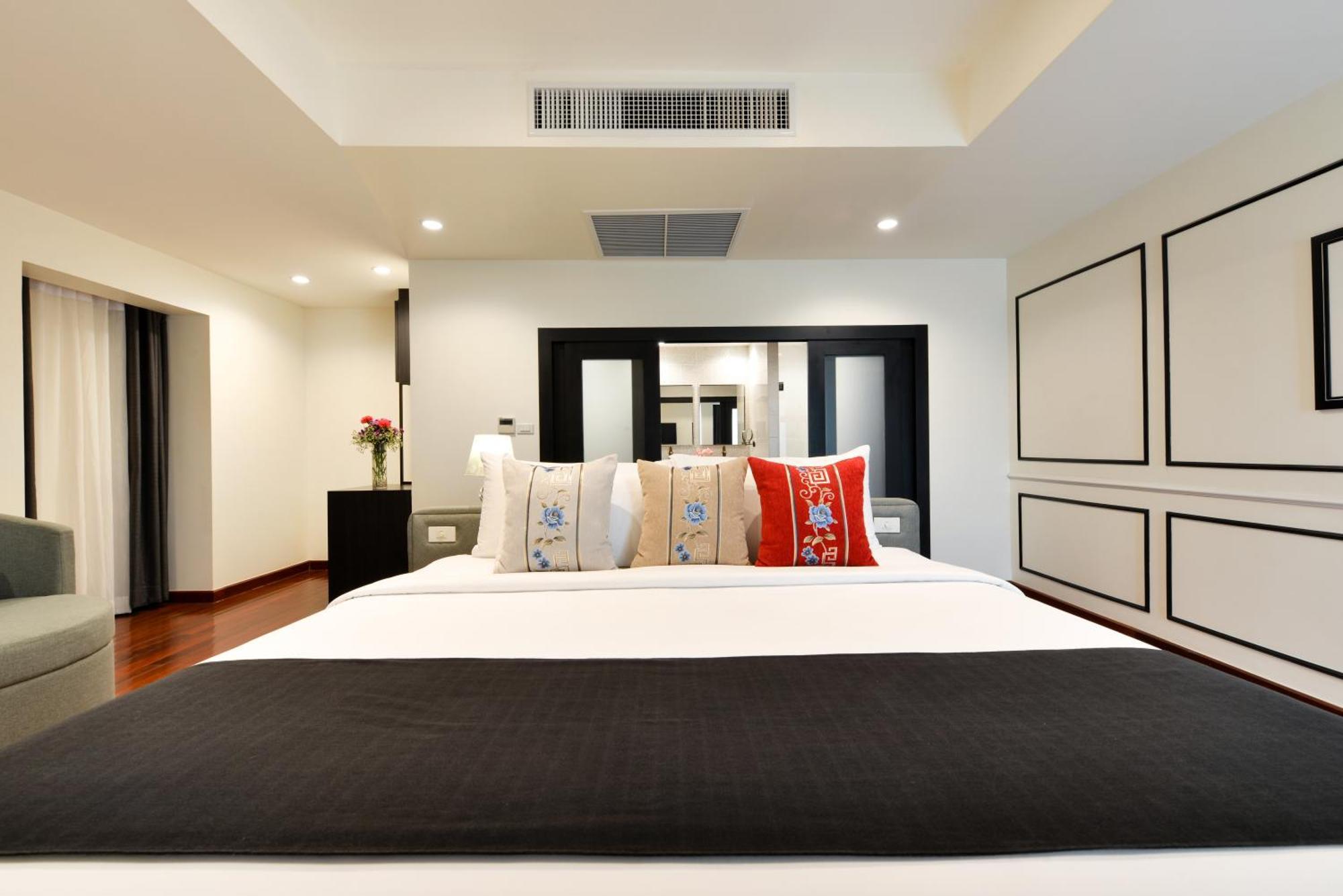 Villa De Pranakorn Bangkok Exterior photo Deluxe Suite