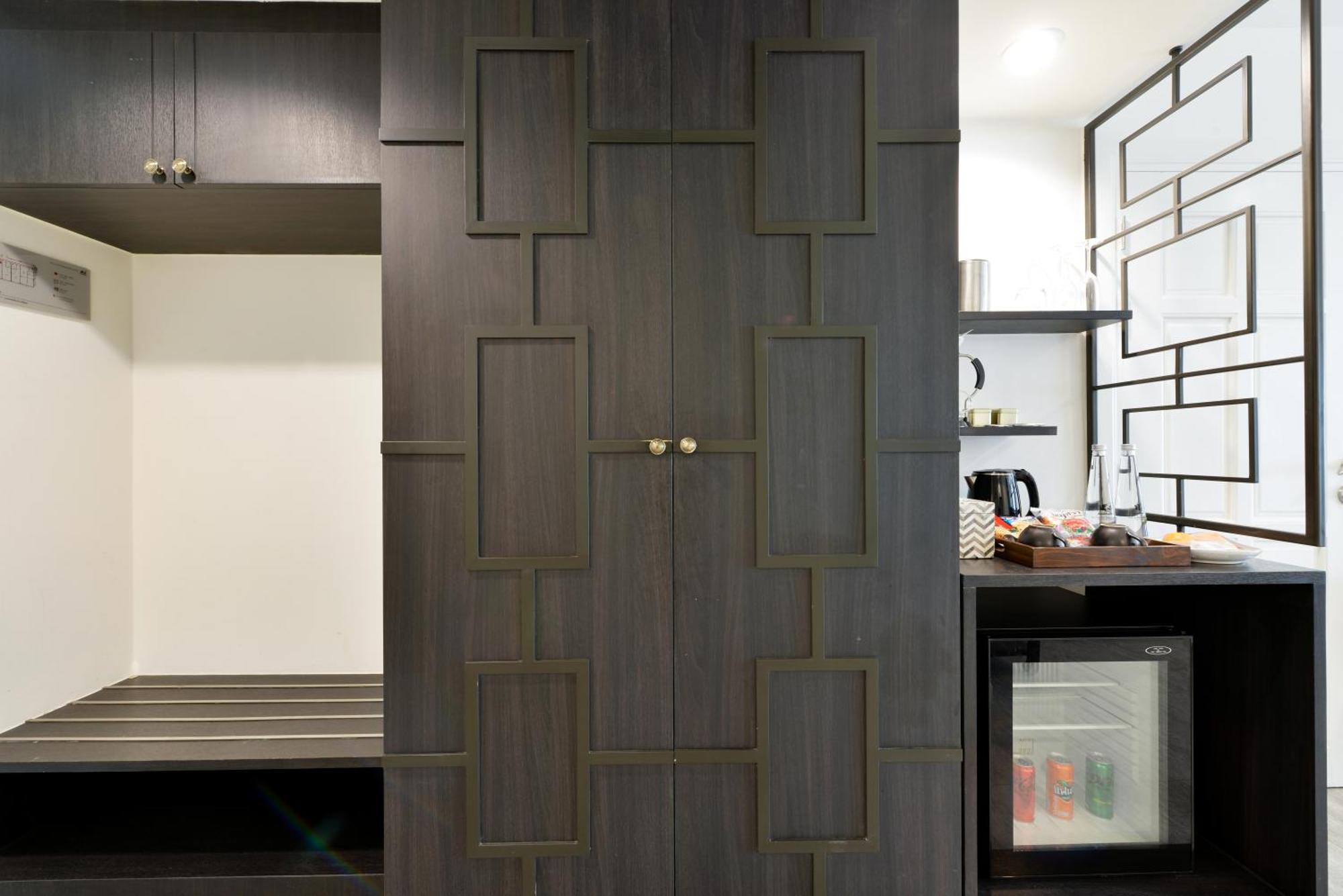 Villa De Pranakorn Bangkok Exterior photo A door made of wood veneer