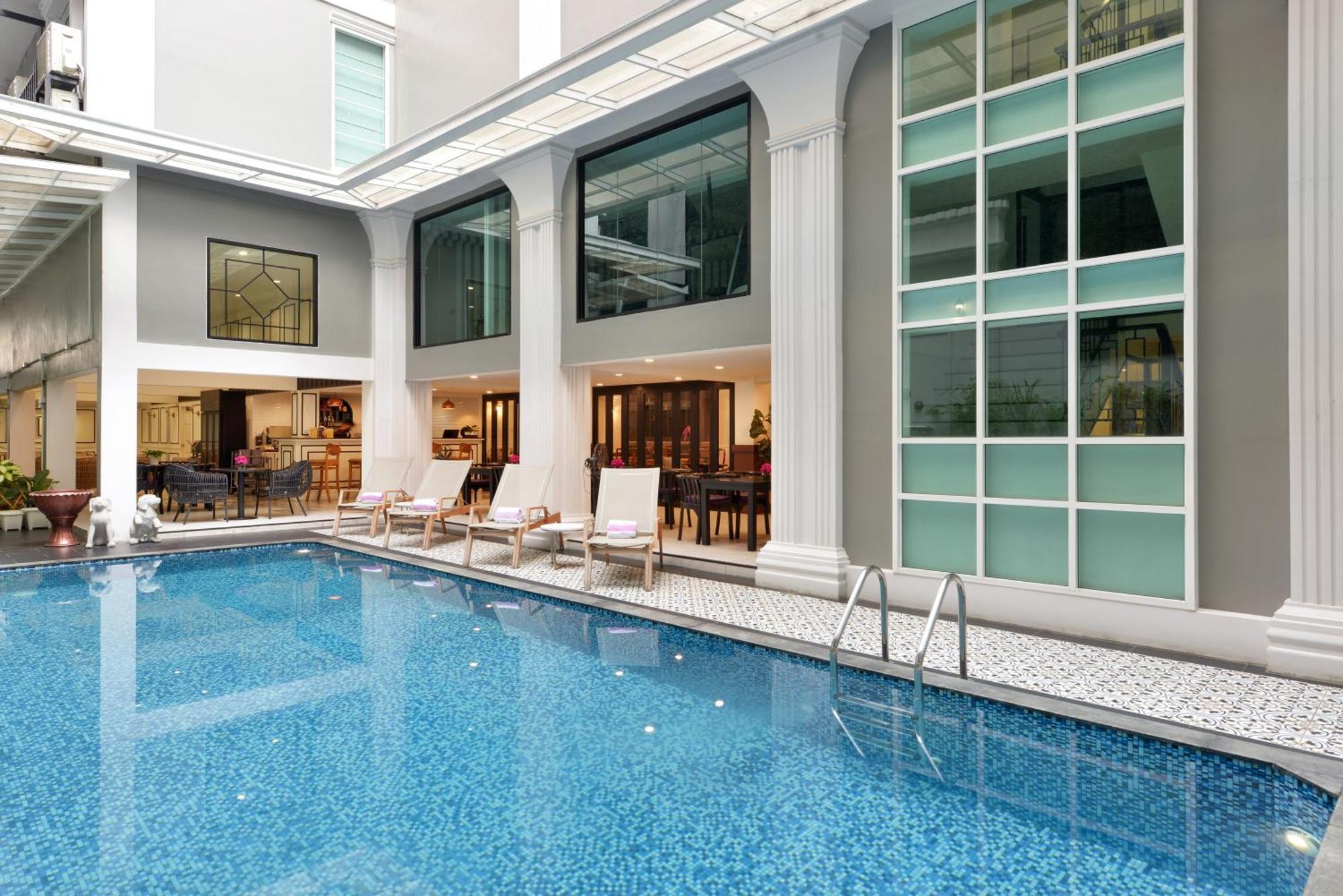 Villa De Pranakorn Bangkok Exterior photo The swimming pool at the hotel