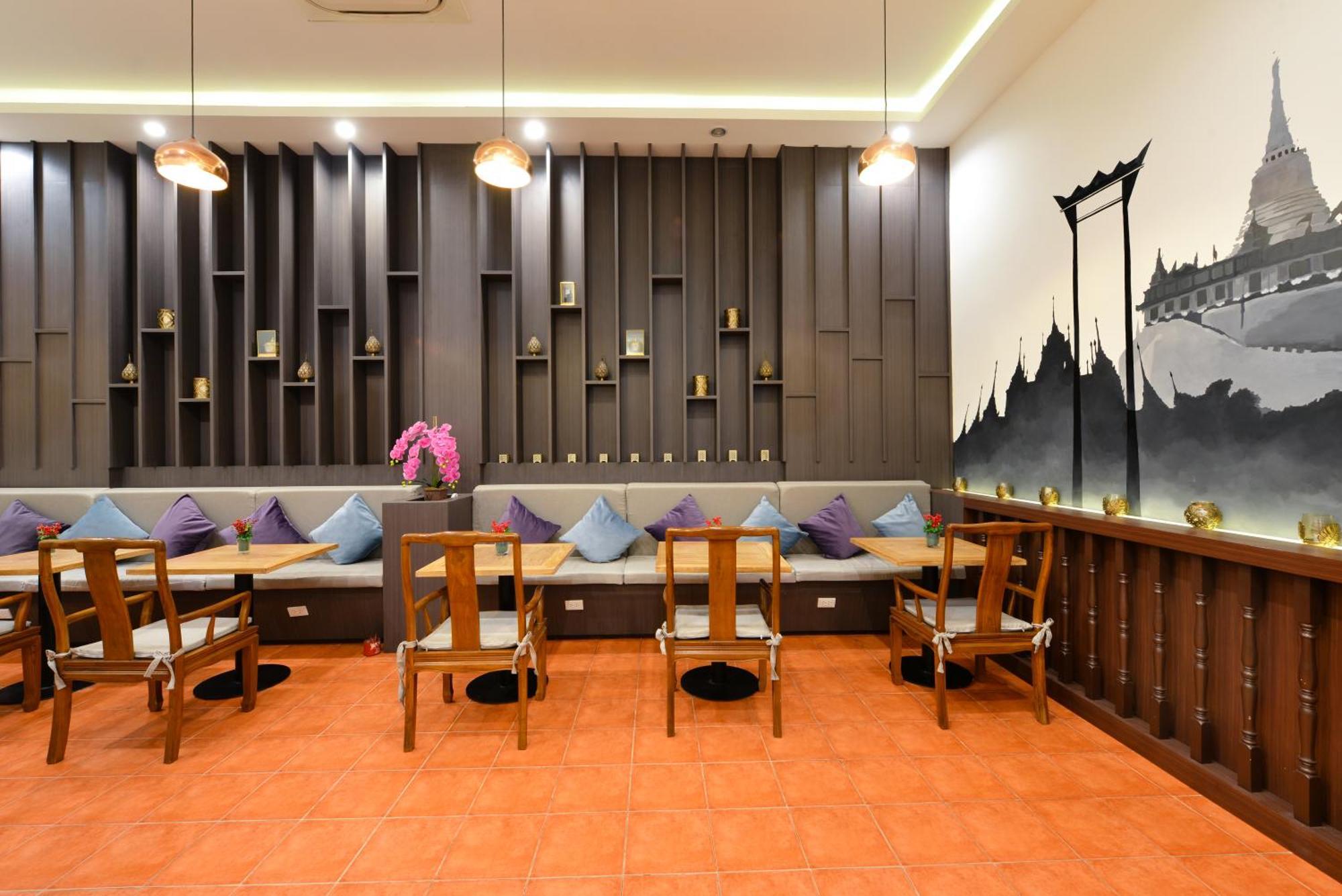 Villa De Pranakorn Bangkok Exterior photo Interior of a Thai restaurant