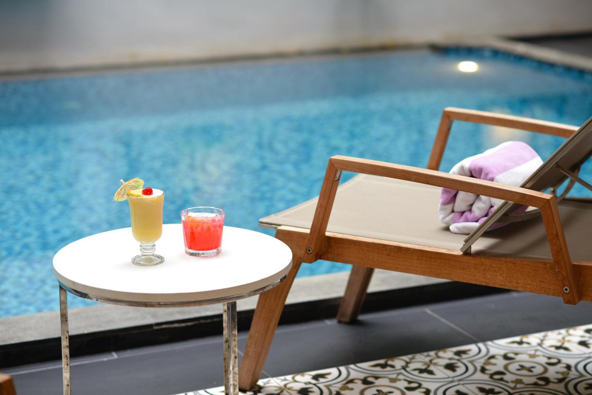 Villa De Pranakorn Bangkok Exterior photo Swimming pool at the hotel
